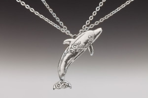 silver necklace with Dolphin pendandt